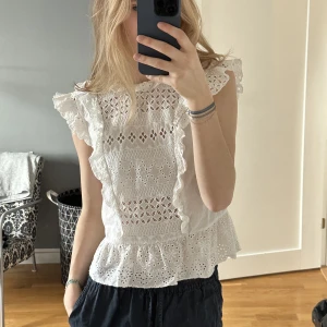 Fin zarablus - Vit blus från zara perfekt för sommaren. Knappt använd pga jag har andra blusar jag hellre använder. Köpt för några år sedan så går ej att få tag på hemsidan!