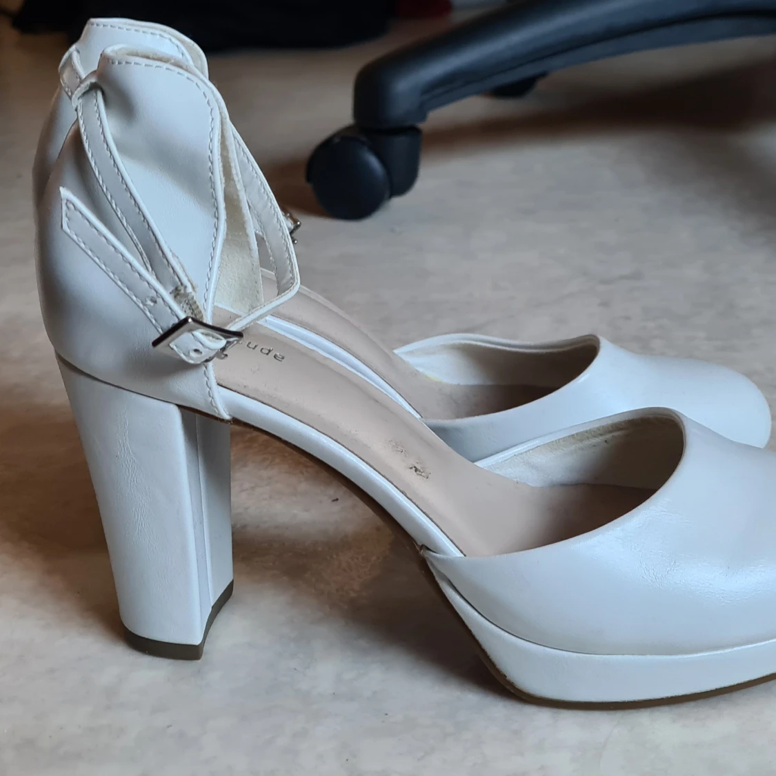 Högklackade skor säljas  - 90