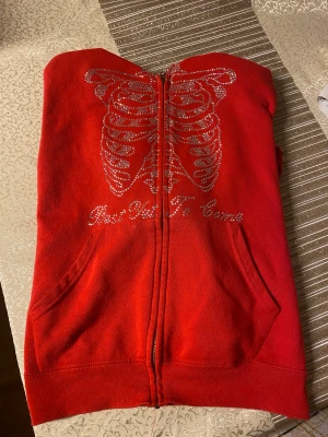 Röd kofta - Säljer dena röda kofta