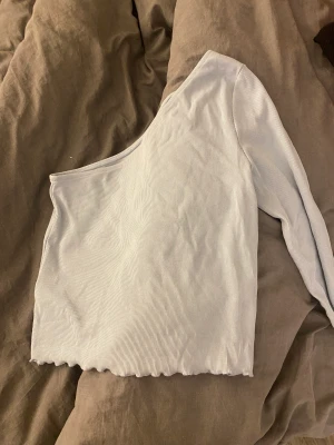 Enarmad topp - Säljer denna super fina topp som tyvärr inte kommer till användning längre, jätte bra skick och super fin babyblå färg! Nypris:299kr 