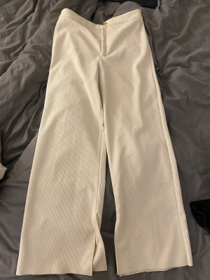 Kostymbyxa med slits - Säljer dessa super snygga byxor som tyvärr aldrig kommit till användning då de är för små! 