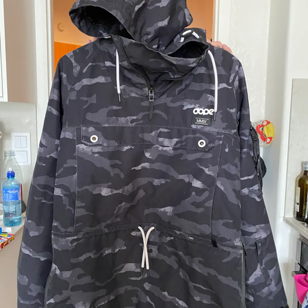 Dope snowboard Anorak/skidjacka i kamouflage stl XS. Jättefint skick! 1300kr.  Dope skidbyxa/snowboardbyxor stl XS. Visst slitage nedtill från snowboardskorna, se bild. I övrigt jättefina. Pris 700kr 1800kr för hela setet.  Tryck ej på köp nu!. Jackor.