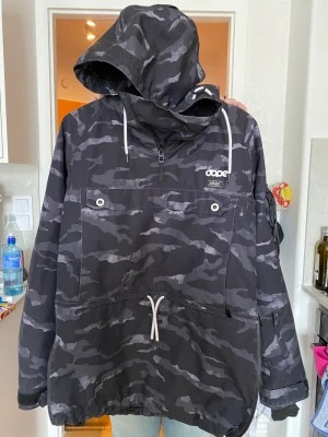 M’s Dope Snowboardjacka och byxa stl XS - Dope snowboard Anorak/skidjacka i kamouflage stl XS. Jättefint skick! 1300kr.  Dope skidbyxa/snowboardbyxor stl XS. Visst slitage nedtill från snowboardskorna, se bild. I övrigt jättefina. Pris 700kr 1800kr för hela setet.  Tryck ej på köp nu!