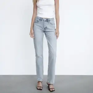 Zara jeans som är raka i benen storlek 34. 