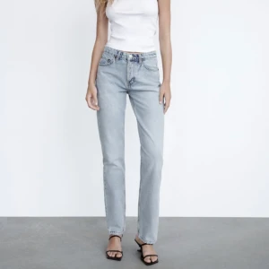 Zara mid Rise  - Zara jeans som är raka i benen storlek 34. 