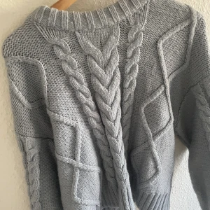 Stickad tröja  - Stickad tröja från hm! Aldrig använd och i fint skick! Super skön och varm och fin ljusblå färg.