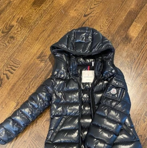 Moncler bady  - Bra skick! Inga skador! Jätte varm och jätte snygg passar nästan med allt, skriv vid intresse! Möts upp i Hoting annars frakt! Ingen kvitto men qr koden osv funkar utmärkt!