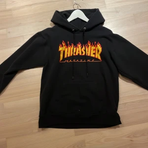 Svart thrasher hoodie - Säljer min svarta thrasher hoodie i färgen svart för 300 kr tröjan är i storlek s köpare står för frakt Köp tröjan och om du lägger till 50 kr  få en vit thrasher t-shirt med på köpet med samma motiv köpare står för frakt 