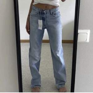 Säljer dessa snygga midrise-jeans från zara💝 (lånade bilder) . De är lite slitna längst ner på benen då de är för långa för mig. Det är bara att fråga mig ifall du vill ha fler bilder🫶
