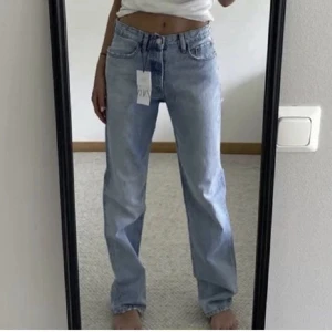 Zara jeans - Säljer dessa snygga midrise-jeans från zara💝 (lånade bilder) . De är lite slitna längst ner på benen då de är för långa för mig. Det är bara att fråga mig ifall du vill ha fler bilder🫶
