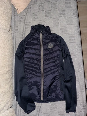 Ridjacka från Jakson  - Jätte skön och bekväm ridjacka från Jakson. Kan hämtas i södra Stockholm eller fraktas men då står man för frakten 