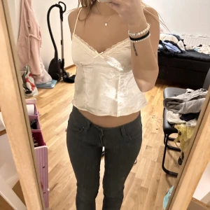Lågmidjade jeans  - Intresekoll på dessa as snygga lågmidjade jeans i färgen grå/svart. Passa mig som bruka ha 34/36. W26 L32. 