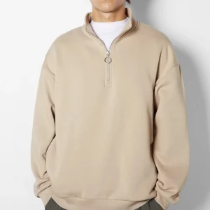 Tröja  - Oanvänd tröja med lappar kvar från Bershka. Nypris 299 kr.