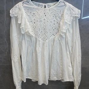 Vit Blus - Vit mönstrad blus med volang. Bra skick. Storlek S. 