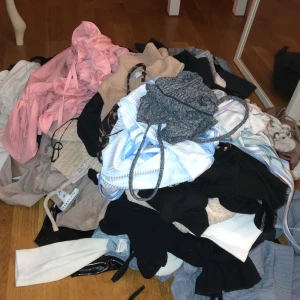 Paketpris - har nyss lagt ut en liten del av mina kläder, (kolla min profil för att se vad som finns med) man kan få allt det tillsammans plus massa annat i storlek XS/S för ett paketpris 💜💜