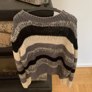 Stickad tröja - Nypris 149:-. I bra skick💘