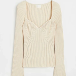 Ribbstickad tröja - Säljer denna populära ribbstickade tröjan från h&m, då den inte kommer till användning. Köpt för 200kr och har inga defekter då jag aldrig använt tröjan ❤️ slutsåld i storlekarna XS-L på h&m onlinesida. Skulle säga att den passar någon med xs-m 🫶🏻