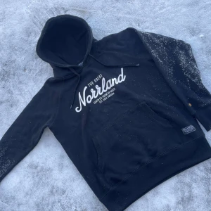Norrlands hoodie - Säljer då den ej Kmr till användning, aldrig användt🌞kan gå ner i pris vid snabb affär