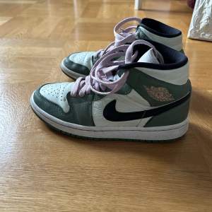 Säljer mina Jordan 1 dutch green i st 37.5 för dem inte kommer till användning🙌 efterfrågan på skon är väldigt hög och säljs på sold out där dem är köpta för 6300k just nu. Väl använda. Köparen står för frakt.