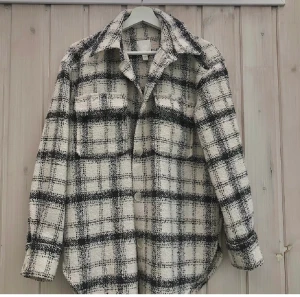 rutig skjortjacka - Skjortjacka från H&M. Endast använd 2 gånger så i väldigt fint skick! Storlek M men stor i storlek så passar även L/XL