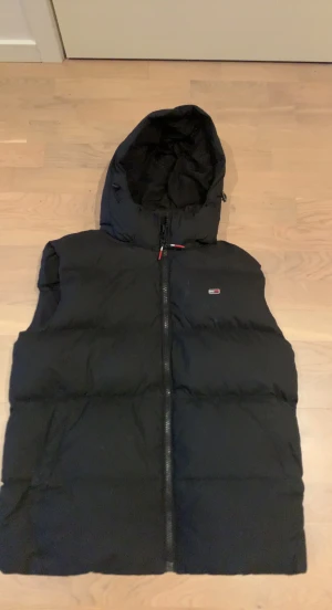 Tommy Hilfiger Väst - Säljer pga liten, storlek M. Inte sönder någon stans. Om du undrar något så är de bara att skriva👍👍