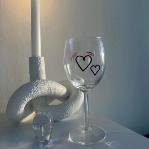 Alla hjärtans dag - Den 14 februari är det alla hjärtans dag och många väljer att köpa presenter till nära och kära❤️ Glaset är därför perfekt att ge bort i present till sin partner eller kompis.  210kr för 2-pack. 400kr för 4-pack.