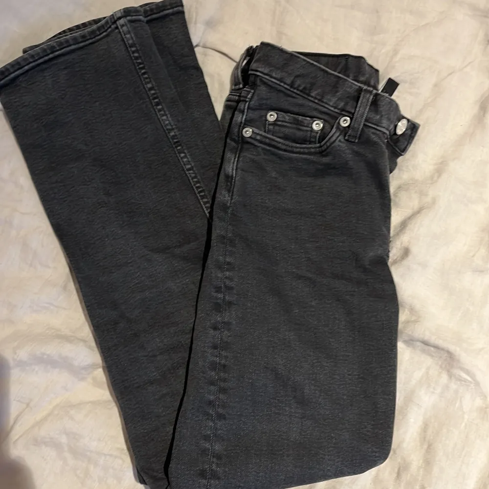 Säljer dessa jätte snygga jeans från weekday i formen Twig eftersom att dem är lite för små.💞 Skriv till mig om du har några frågor! Frakten betalar du själv. Priset kan diskuteras!. Jeans & Byxor.
