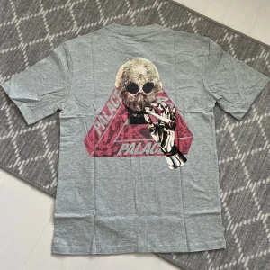 Palace Tee - Storlek XL 