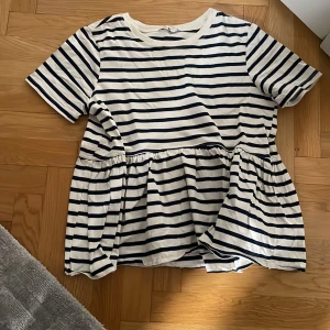 Zara tröja - Säljer denna super söta randiga tröja från zara❤️‍🔥