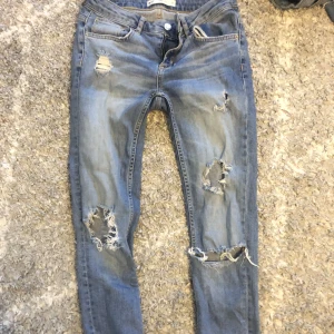 Low Waist Kristen jeans - Jeans från Gina, modellen är håliga low waist Kristen🫶🏼Storlek 28, sitter som en Xxs/Xs
