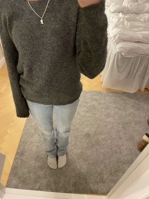 Zara jeans  - Säljer dessa super fina zara jeans som tyvärr har blivit försmå för mig!💗Kontakta vid intresse och om fler bilder🥰Köp direkt för 200kr och köparen står för frakten!