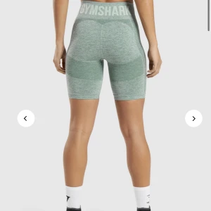 Gymshark träningsshorts - ! KAN KÖPAS DIREKT !  Jättesnygga grönblåa träningsshorts från gymshark💓 säljer pga att dom är lite för små för mig💗 jag fick dom i födelsedagspresent i januari så dom är endast använda några enstaka gånger och är helt i nyskick💗 nypris 450 kr💗