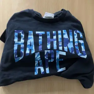- Blue Camo Bathing Ape T-shirt (OG) - Köpt i New York Bape Store - Hög Kvalitet, Håller bra kvalitet efter tvätt 
