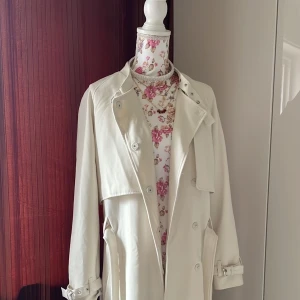 Kappa - Säljer en helt ny kappa eftersom den inte kommer till användning💗 Ny pris 600kr.