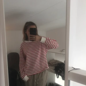 Zara tröja storlek 152 - Säljer den här tröjan från zara eftersom jag inte använder den längre är osäker på hur mkt frakten är men kan kolla de om du är intresserad säljer den också väldigt billigt för den kostade 100 och jag säljer den för 20❤️🤍