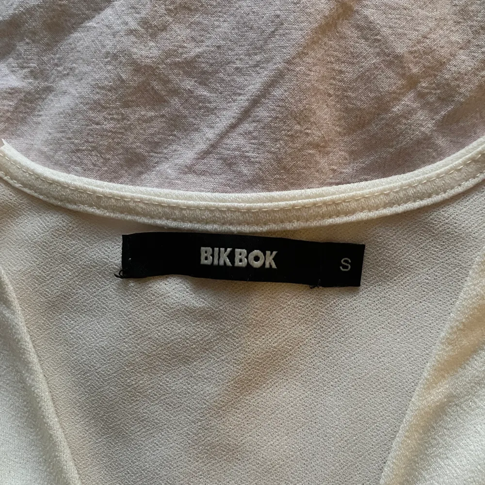 Superfin vit långärmad tröja med rynkning🌸Från Bikbok i storlek S. Frakt tillkommer💕. Tröjor & Koftor.
