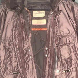 Parajumper jacka  - Säljer denna jackan från Parajumper, använts något enstaka men annars varit inlagt i garderoben.  Den är i storlek M, oversized och köpt för 8 000kr. Den har märke på läderfickorna, vid intresse är det bara att skriva för fler bilder. 