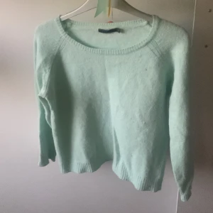 Stickad tröja H&M - Jag säljer denna stickade tröja från Åhléns som blivit för liten. Kan påpeka att den kliar ganska mycket! Föreslå gärna ett pris!❤️ Föreslå gärna ett pris!❤️