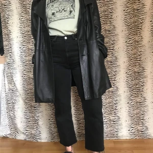 Skinnjacka  - Världens finaste skinnjacka! Jackan är i mjukt läder och i fint skick. Storlek L (M för oversize) Saknar två knappar. Pris: 400 kr. Finns i centrala Malmö. Går bra att skicka mot fraktavgift. 