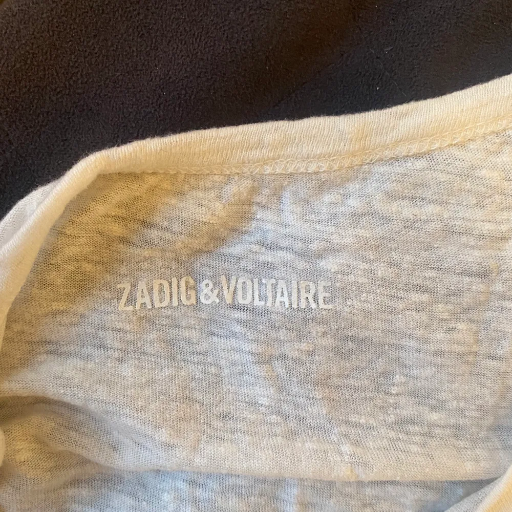 Skit cool t shirt ifrån Zadig voltaire. Använd ca 2 gånger. Tror inte den går att köpa längre men är inte säker. Kostade ca 1000-1200 från början. . T-shirts.