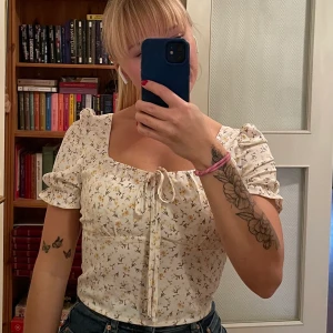 Shein blus  - Söt blus från Shein. Storlek M men skulle säga att det är en S. Inget stretchiga material men är smockad i ryggen. Frakt tillkommer 🌸