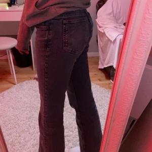 Jeans - Säljer då jag vill ha en storlek mindre, bra skick! Storlek 38. Pris 190kr + frakt❤️