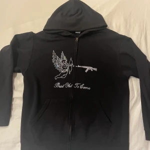 Zip tröja  - 🔴snygg zip tröja från best yet to come  🔴väldigt limiterad går inte att köpa ny  🔴9.9/ 10 använd fåtal gånger  