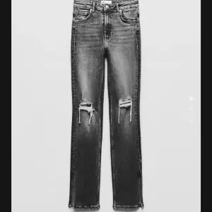 Jeans ifrån zara med hål på knäna💓 kommer inte till användning längre, kan skicka mer bilder vid intresse!