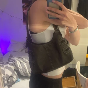 väska - jätte fint skick aldrig använd! den är mörk brun med väldigt snygga detaljer🫶🏻