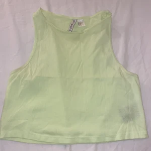 Nion förgad topp från H&M - Använts en gång till en nion fest 🎉 passar som ett xs och s också. Lite genomskinlig som visas i bilden.