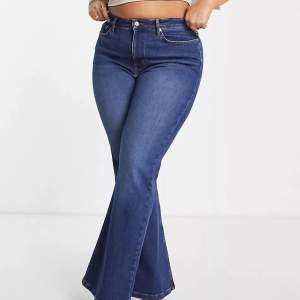 Mörkblå flare jeans från ASOS - oanvända 