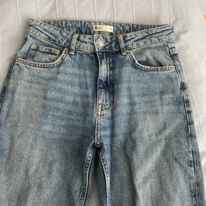 jeans - jeans från gina tricot, utsvängda och slitna i botten med hål på knät säljer för 150kr +frakt❤️