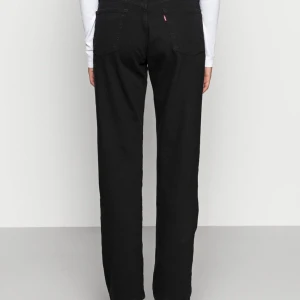 LEVIS 501 - Svarta Levis 501, sparsamt använda! Skitsnygg passform. Kan gå ner i pris vid snabb affär. Köpare står för frakt💜💜w27L30, vilket motsvarar ca ca xs/s