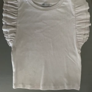 Zara vit volangtopp - Storlek S i nyskick, använd endast 2 gånger! Kontakta mig vid frågor eller fler bilder💕